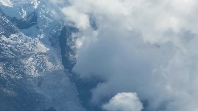 Chmury w dolinie Mont Blanc - Chamonix Alpy. TimeLapse