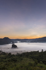 Obraz premium Sunrise and Mist, Doi Phulangka at sunrise, Province Phayao, Thailand