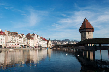 Svizzera, 08/12/2016: lo skyline di Lucerna con vista della Torre dell'Acqua costruita nel 1300 come parte dell Ponte della Cappella e impiegata come archivio, tesoreria, prigione e camera di tortura