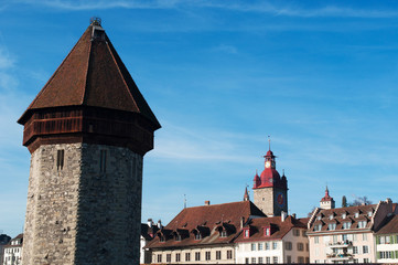 Fototapeta na wymiar Svizzera, 08/12/2016: lo skyline di Lucerna con vista della Torre dell'Acqua costruita nel 1300 come parte dell Ponte della Cappella e impiegata come archivio, tesoreria, prigione e camera di tortura