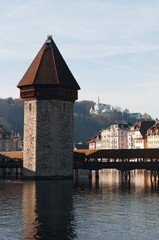 Svizzera, 08/12/2016: lo skyline di Lucerna con vista della Torre dell'Acqua costruita nel 1300 come parte dell Ponte della Cappella e impiegata come archivio, tesoreria, prigione e camera di tortura - obrazy, fototapety, plakaty