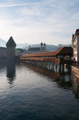 Svizzera, 08/12/2016: lo skyline di Lucerna con vista del Ponte della Cappella e la Torre dell'Acqua costruita nel 1300 come parte delle mura della città 