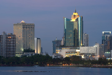 Obraz premium View of Building Skyline taken from Benjakiti Park in Bangkok.