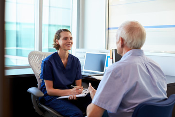 Obraz premium Doctor In Consultation With Male Patient In Office