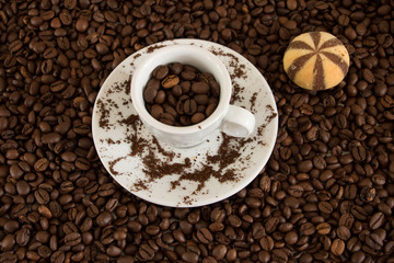 Kaffeebohnen mit Espressotasse  und Keks