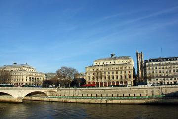 Fototapeta na wymiar Les quais de Seine et la tour Saint-Jacques à Paris