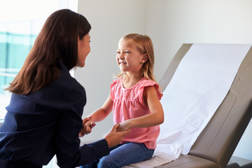 Obraz premium Pediatrician With Child In Exam Room