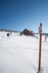 Schronisko pod Śnieżnikiem w zimowej scenerii, Kotlina Kłodzka