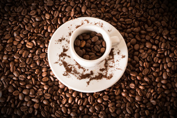 Espresso umgeben von Kaffeebohnen