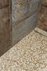 salle de bain moderne tendance avec carrelage effet texture antique