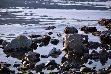 rocce e scogli nel mare blu d'inverno