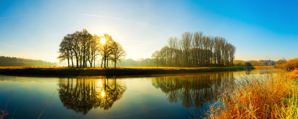 Sonnenaufgang am Fluss