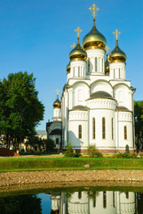 Fototapeta na wymiar Pereslavl-Zalesskiy, Russia - September 1, 2009: Nicholas The Wonderworker's cathedral and pond