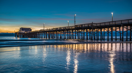 Obraz premium Newport Beach Pier At Sunset