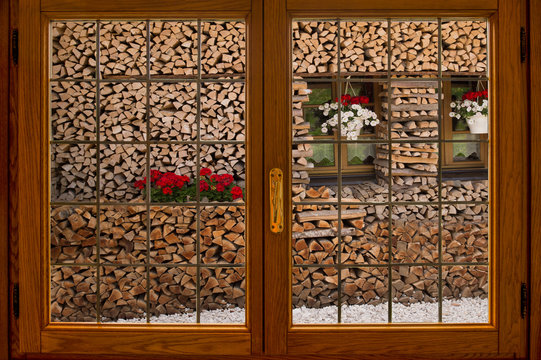 Fototapeta Baita alpina dalla finestra