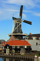 Fototapeta na wymiar Moulin à vent sur les canaux de Haarlem, Pays-Bas