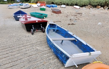 Fototapeta na wymiar Petites barques sur un quai en Bretagne
