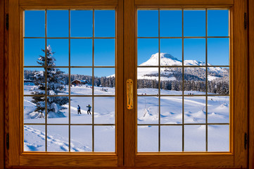 Paesaggio invernale di montagna con sciatori