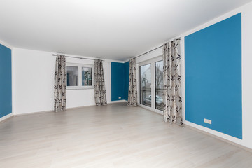 Wohnzimmer mit Gardinen