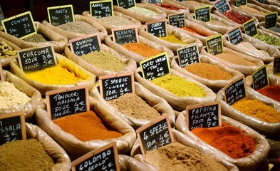 molteplicità di condimenti e spezie pronti per essere venduti