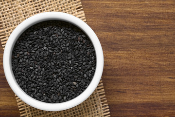 Schwarze Sesam Samen in kleiner Schüssel, fotografiert mit natürlichem Licht 