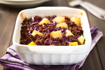 Rotkohl, Hackfleisch und Kartoffel Auflauf in Auflaufform, fotografiert mit natürlichem Licht (Selektiver Fokus, Fokus ein Drittel in das Gericht)