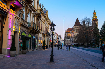 Fototapeta premium Architektura głównej ulicy Koszyc i katedry św. Elżbiety nocą Koszyce, Słowacja, Europa