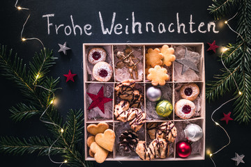 Weihnachtsgebäck mit Lichterkette