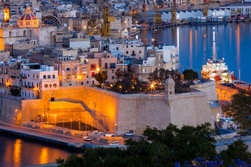 Naklejka premium Malta Valetta Valletta Vittoriosa Industrie Hafen Festungsmauer Harbor