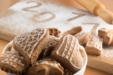 Bowl with gingerbread cookies