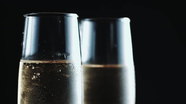Glasses filled with champ with a piece of lime