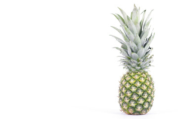 Ananas vor weißem Hintergrund