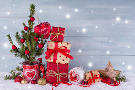 Weihnachtsdeko mit kleinem Tannenbaum und Geschenken