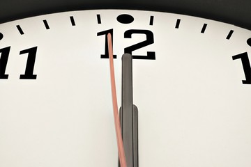 Uhr zeigt eine Sekunde vor Mitternacht