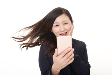 スマートフォンを持つ笑顔の女性