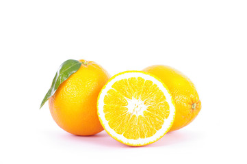 Orange vor weißem Hintergrund