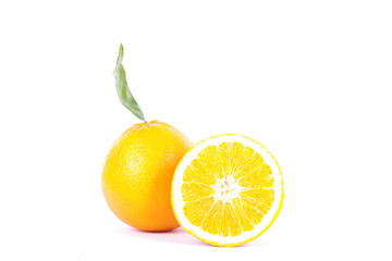 saftige Orange vor weißem Hintergrund