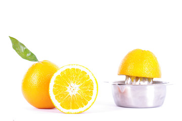 Orange vor weißem Hintergrund