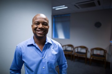 Obraz premium Portrait of male nurse standing in corridor