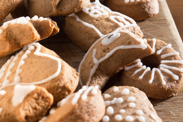 Wooden plate with gingerbread cookies