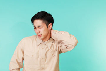疲れた表情の男性
