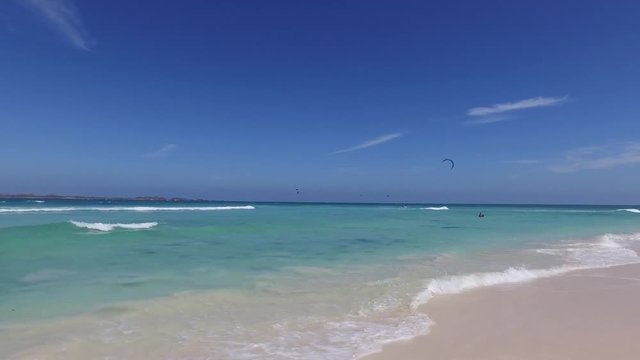 Fuerteventura: Grande Playas beach, una delle spiagge pi&ugrave; famose per il surf e il kitesurf, acqua cristallina, formazioni rocciose, sottosuolo, vista sull'isolotto di Lobos il 7 settembre 2016