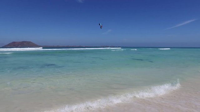 Fuerteventura: Grande Playas beach, una delle spiagge pi&ugrave; famose per il surf e il kitesurf, acqua cristallina, formazioni rocciose, sottosuolo, vista sull'isolotto di Lobos il 7 settembre 2016