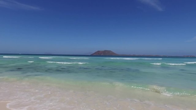 Fuerteventura: Grande Playas beach, una delle spiagge pi&ugrave; famose per il surf e il kitesurf, acqua cristallina, formazioni rocciose, sottosuolo, vista sull'isolotto di Lobos il 7 settembre 2016