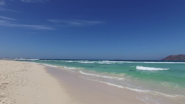 Fuerteventura: Grande Playas beach, una delle spiagge pi&ugrave; famose per il surf e il kitesurf, acqua cristallina, formazioni rocciose, sottosuolo, vista sull'isolotto di Lobos il 7 settembre 2016
