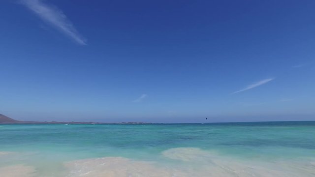 Fuerteventura: Grande Playas beach, una delle spiagge pi&ugrave; famose per il surf e il kitesurf, acqua cristallina, formazioni rocciose, sottosuolo, vista sull'isolotto di Lobos il 7 settembre 2016