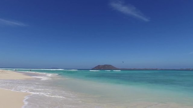 Fuerteventura: Grande Playas beach, una delle spiagge pi&ugrave; famose per il surf e il kitesurf, acqua cristallina, formazioni rocciose, sottosuolo, vista sull'isolotto di Lobos il 7 settembre 2016