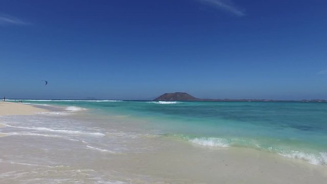 Fuerteventura: Grande Playas beach, una delle spiagge pi&ugrave; famose per il surf e il kitesurf, acqua cristallina, formazioni rocciose, sottosuolo, vista sull'isolotto di Lobos il 7 settembre 2016