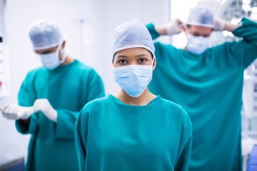 Fototapeta na wymiar Female surgeon wearing surgical mask in operation theater