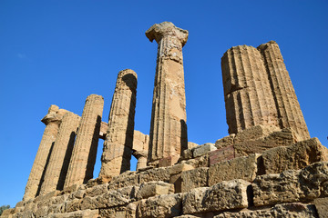 Fototapeta premium Vista sulle rovine di un tempio. Parco archeologico della Valle dei Templi, Agrigento / Sicilia IT